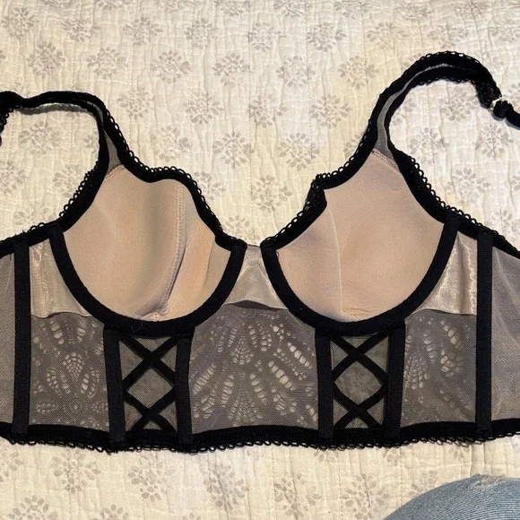 Super cute Victoria's Secret Black Lace corset Underwire Bra - Picture 3 of 4
